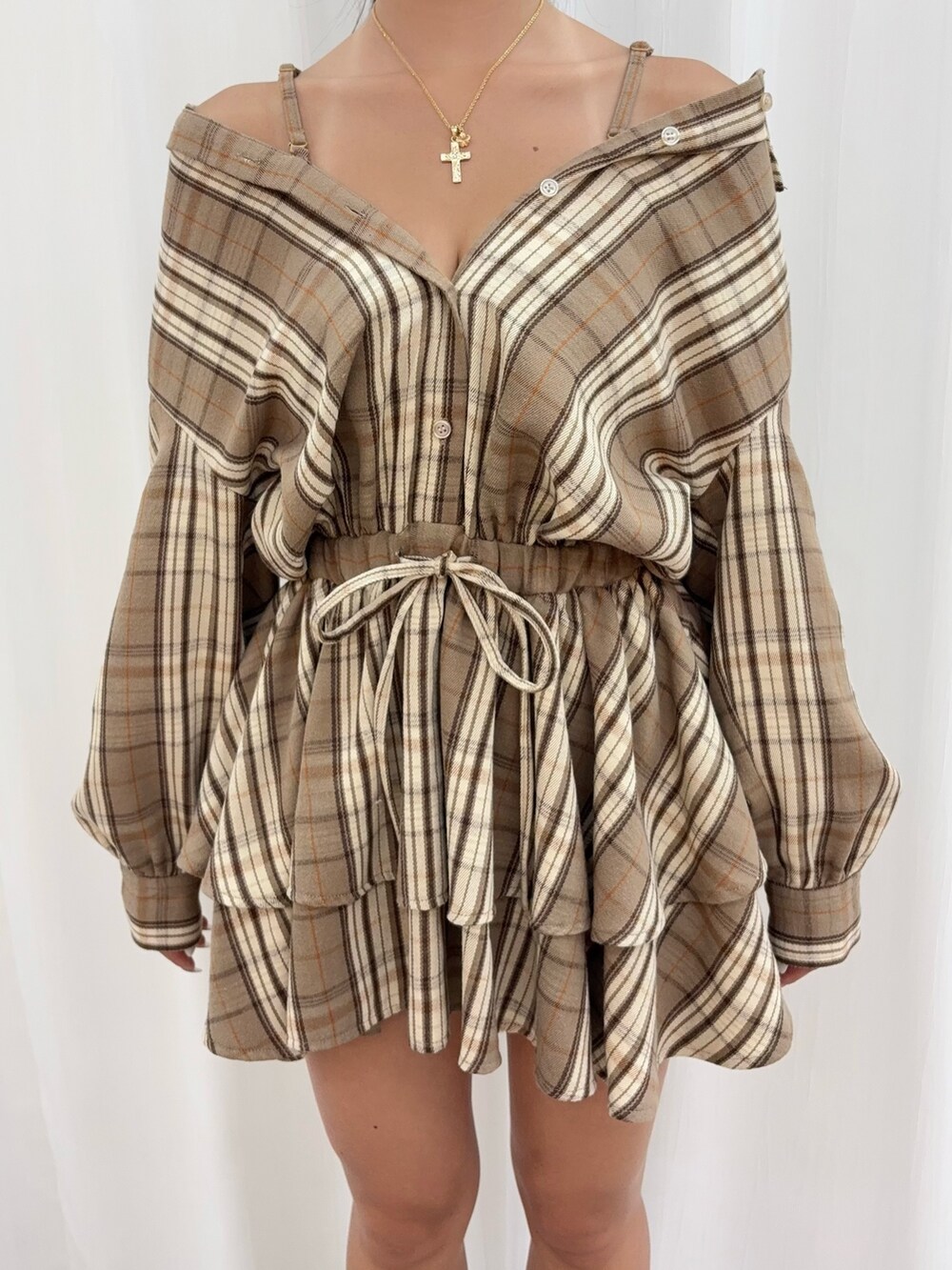 ベージュ系のワンピース、ブラウン系のブーツを着用したレディースの秋コーディネートの4枚目の写真