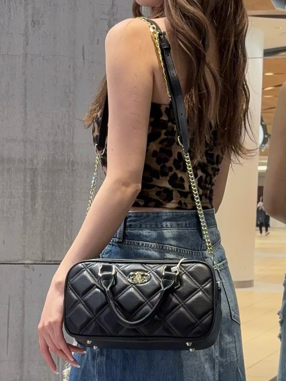 その他のワンピース、ブラック系のハンドバッグ、ホワイト系のサンダルを着用したレディースの春コーディネートの7枚目の写真