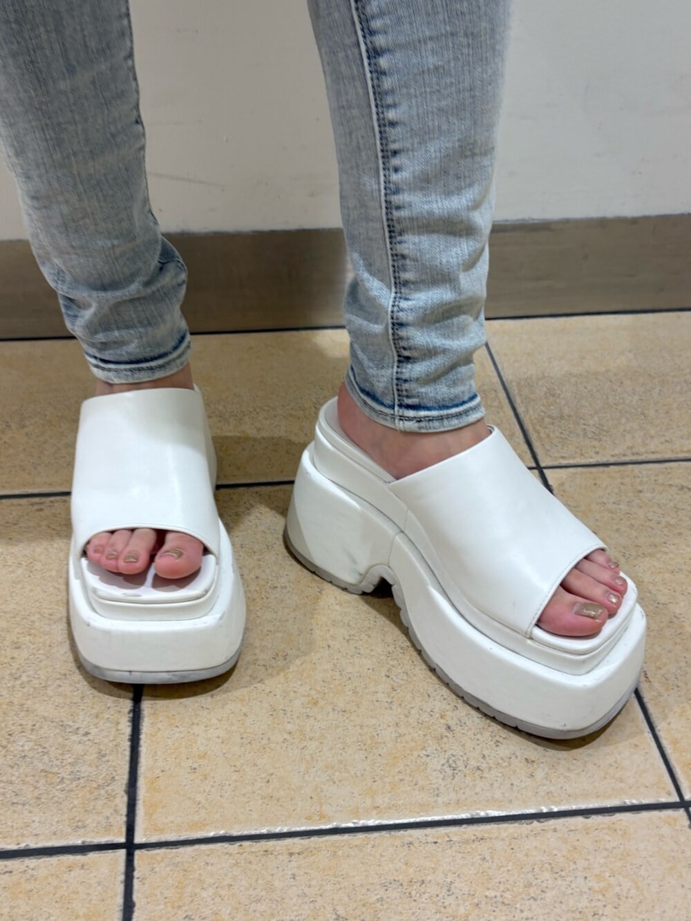 ホワイト系のサンダル、ブルー系のデニムパンツ、グレー系のTシャツ/カットソーを着用したレディースの春コーディネートの7枚目の写真