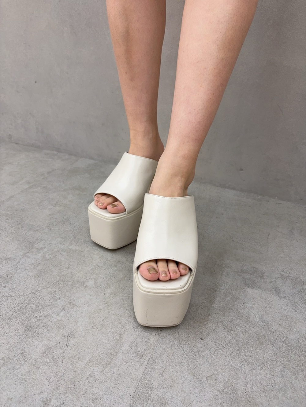 ベージュ系のワンピース、ホワイト系のサンダルを着用したレディースの春コーディネートの9枚目の写真