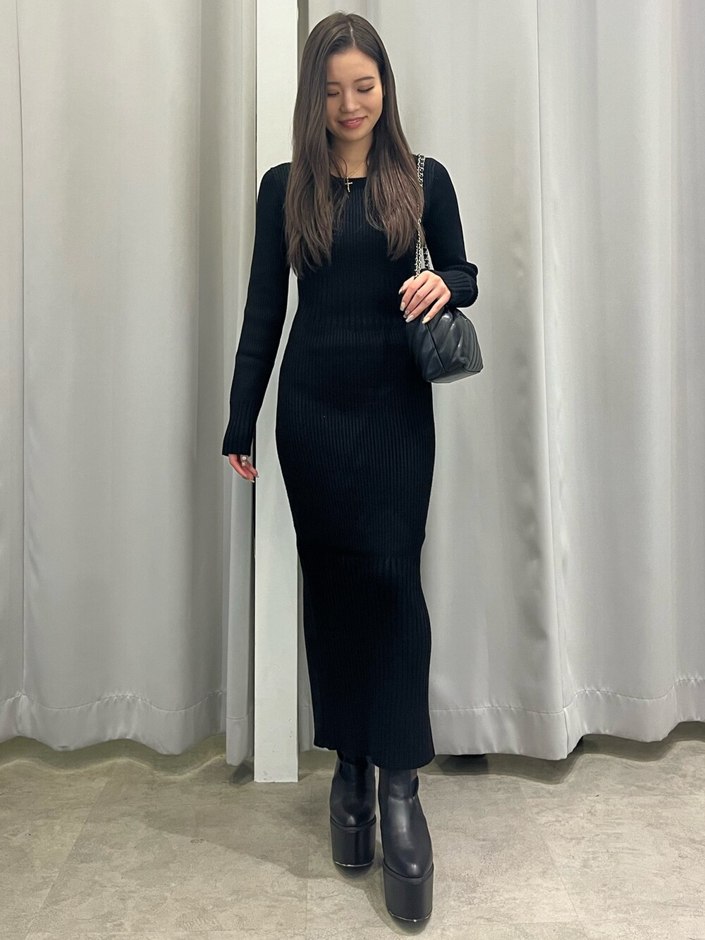 グレー系のその他アウター、ブラック系のワンピース、ブラック系のブーツを着用したレディースの秋コーディネートの4枚目の写真