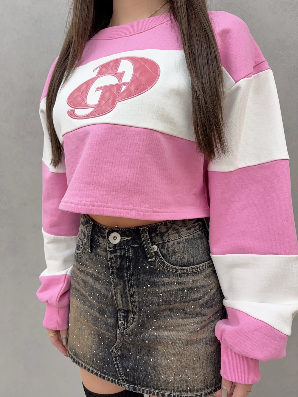 ブルー系のデニムスカート、ブラック系のブーツ、ピンク系のTシャツ/カットソーを着用したレディースの冬コーディネートの4枚目の写真