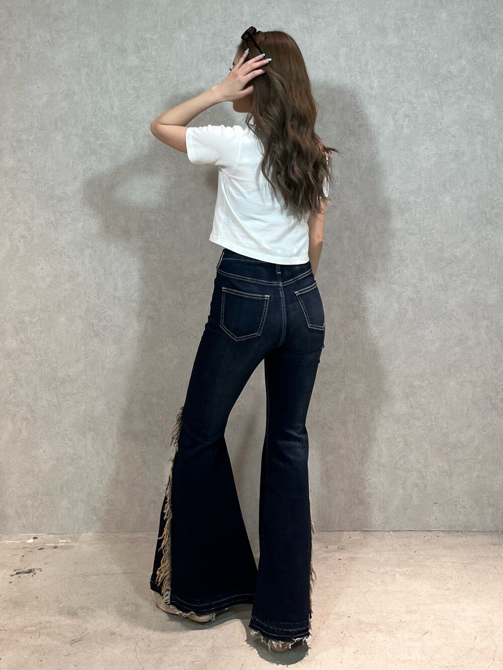 ホワイト系のTシャツ/カットソー、ブルー系のデニムパンツ、ホワイト系のサンダルを着用したレディースの春コーディネートの3枚目の写真