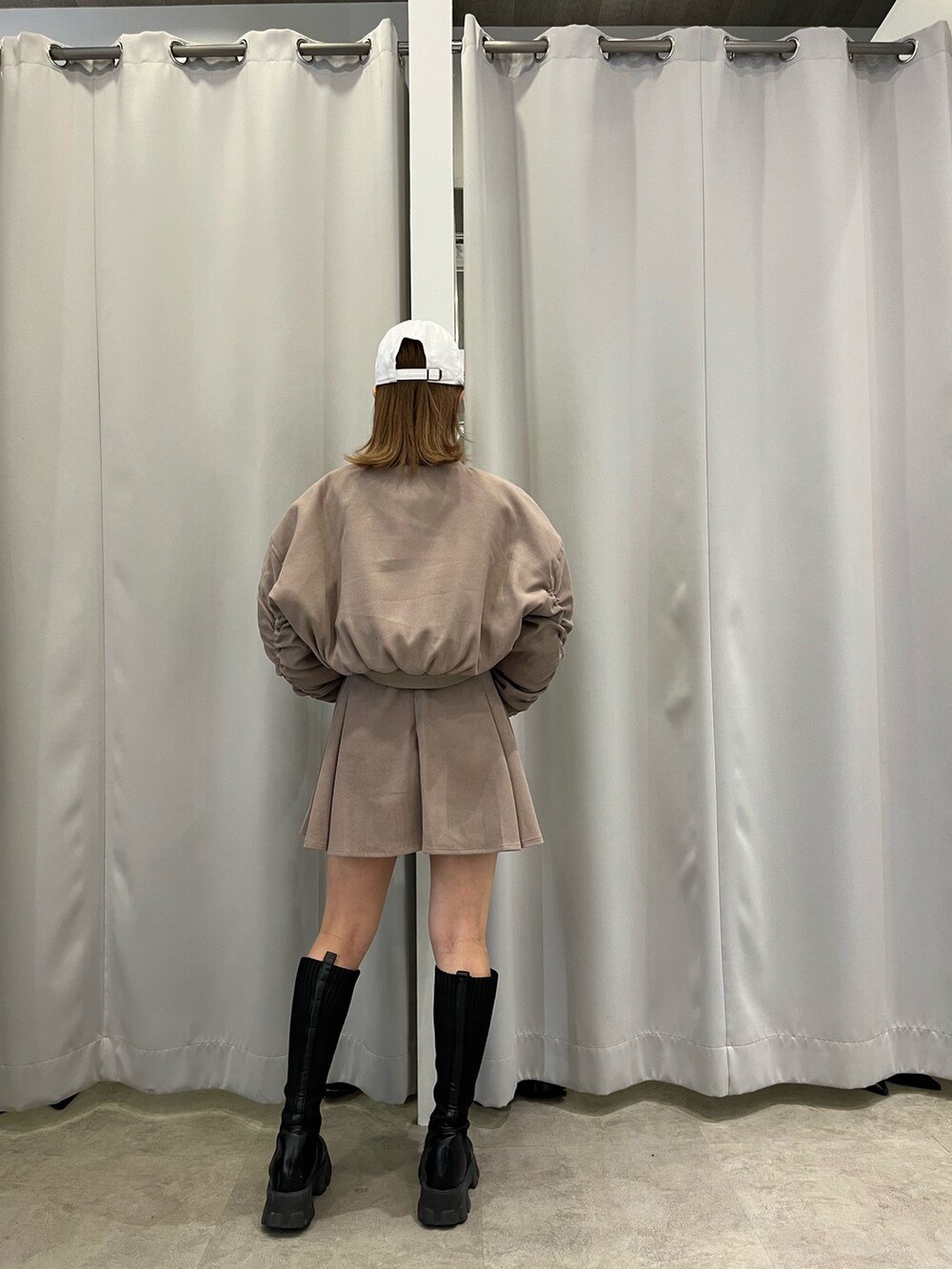 ベージュ系のブルゾン、ブラック系のスウェット、ベージュ系のスカートを着用したレディースの冬コーディネートの2枚目の写真