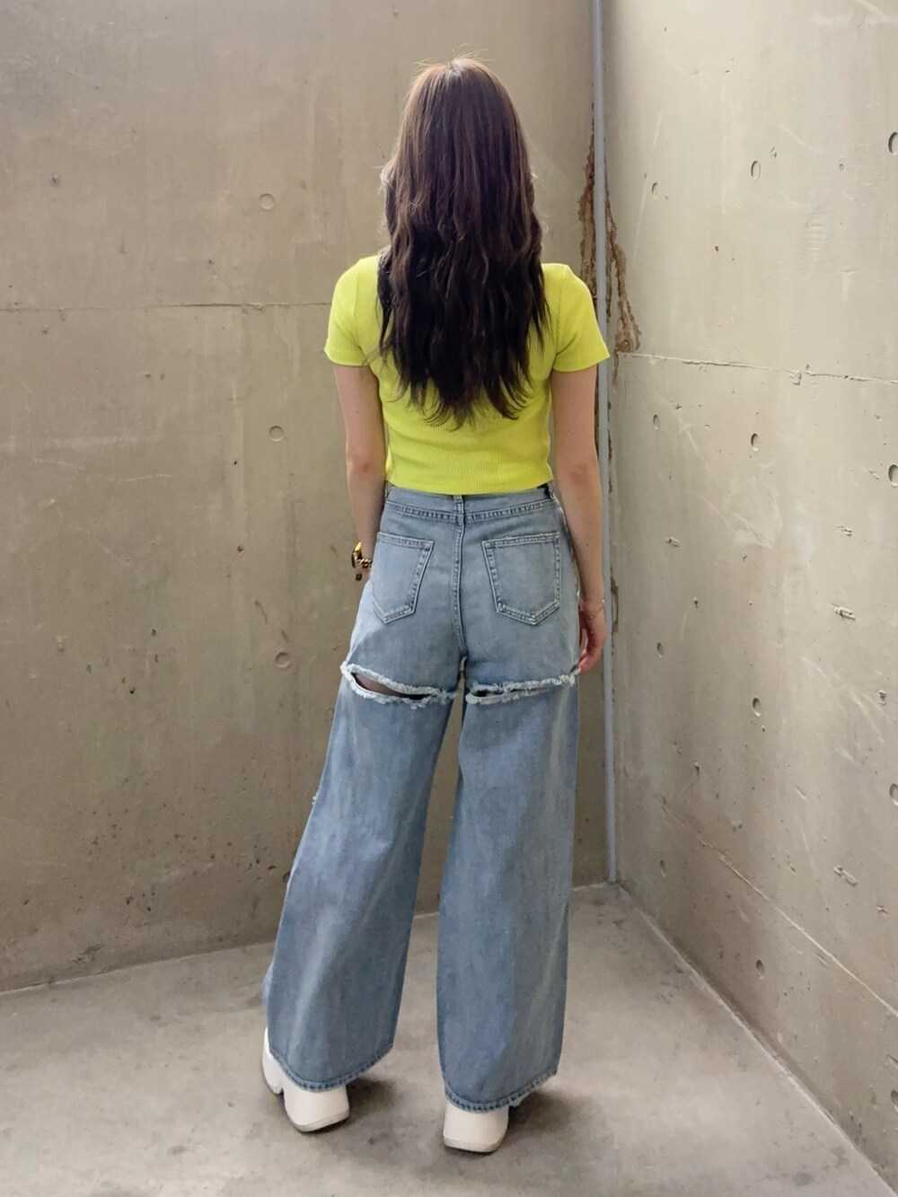 ブルー系のデニムパンツ、ホワイト系のサンダル、グリーン系のTシャツ/カットソーを着用したレディースの春コーディネートの3枚目の写真
