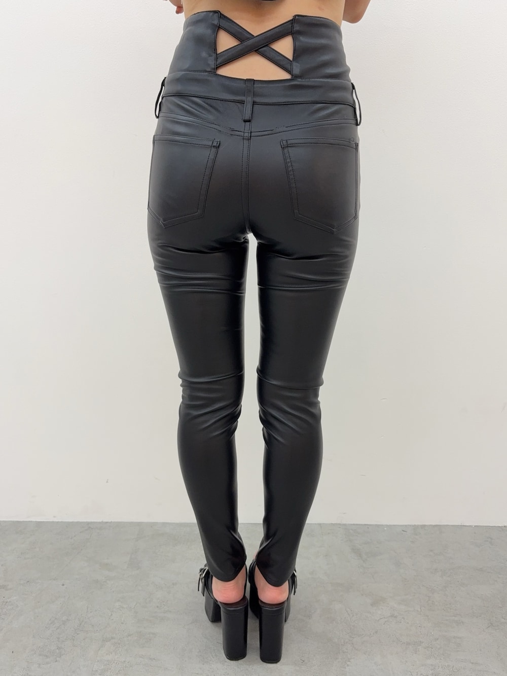 ブラック系のその他パンツ、ブラック系のサンダル、パープル系のスウェットを着用したレディースの夏コーディネートの5枚目の写真