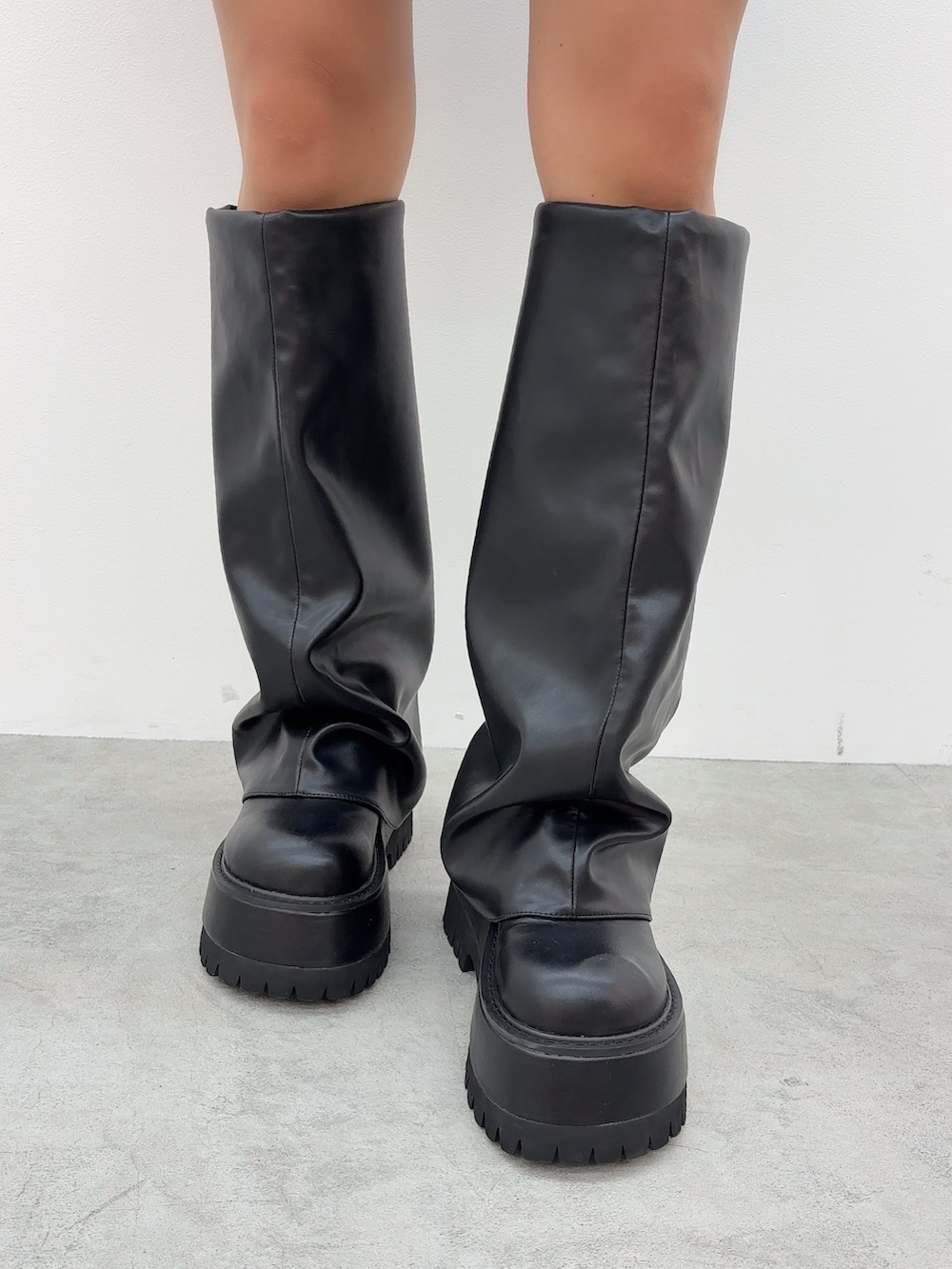 グレー系のブルゾン、ホワイト系のニット/セーター、その他のデニムスカートを着用したレディースの秋コーディネートの5枚目の写真