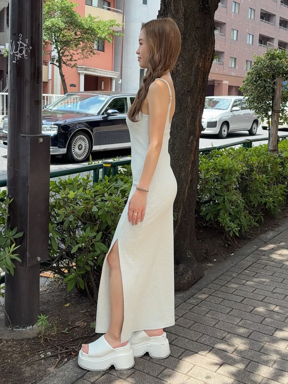グレー系のワンピース、ホワイト系のサンダルを着用したレディースの夏コーディネートの2枚目の写真