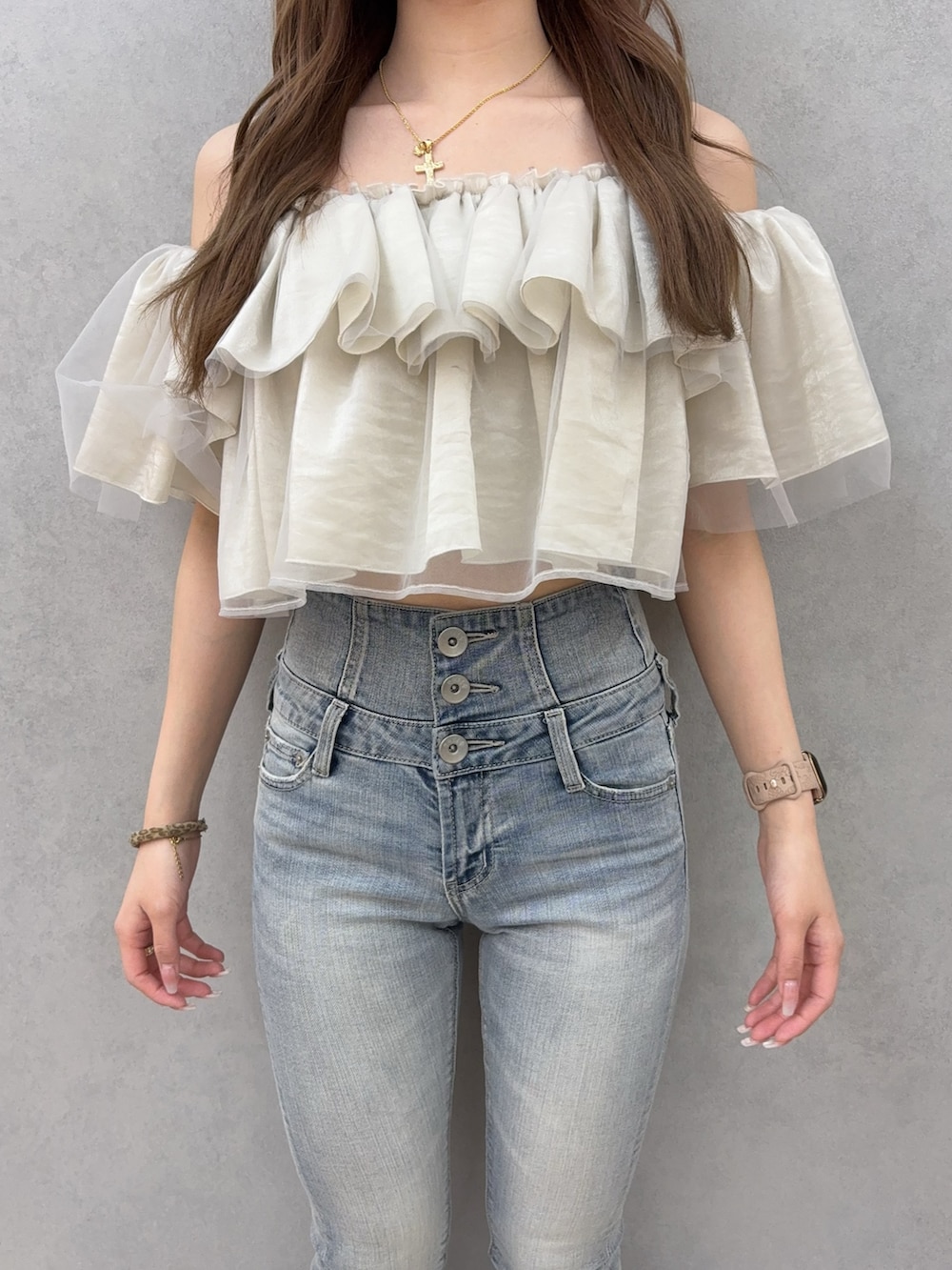 ベージュ系のシャツ/ブラウス、ブルー系のデニムパンツ、ホワイト系のサンダルを着用したレディースの夏コーディネートの5枚目の写真