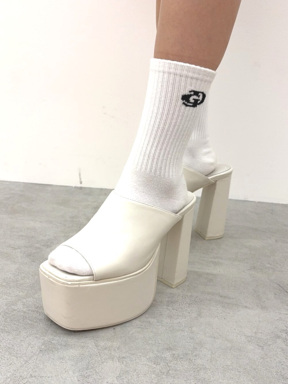 ホワイト系のサンダル、パープル系のTシャツ/カットソー、ホワイト系のその他パンツを着用したレディースの夏コーディネートの8枚目の写真