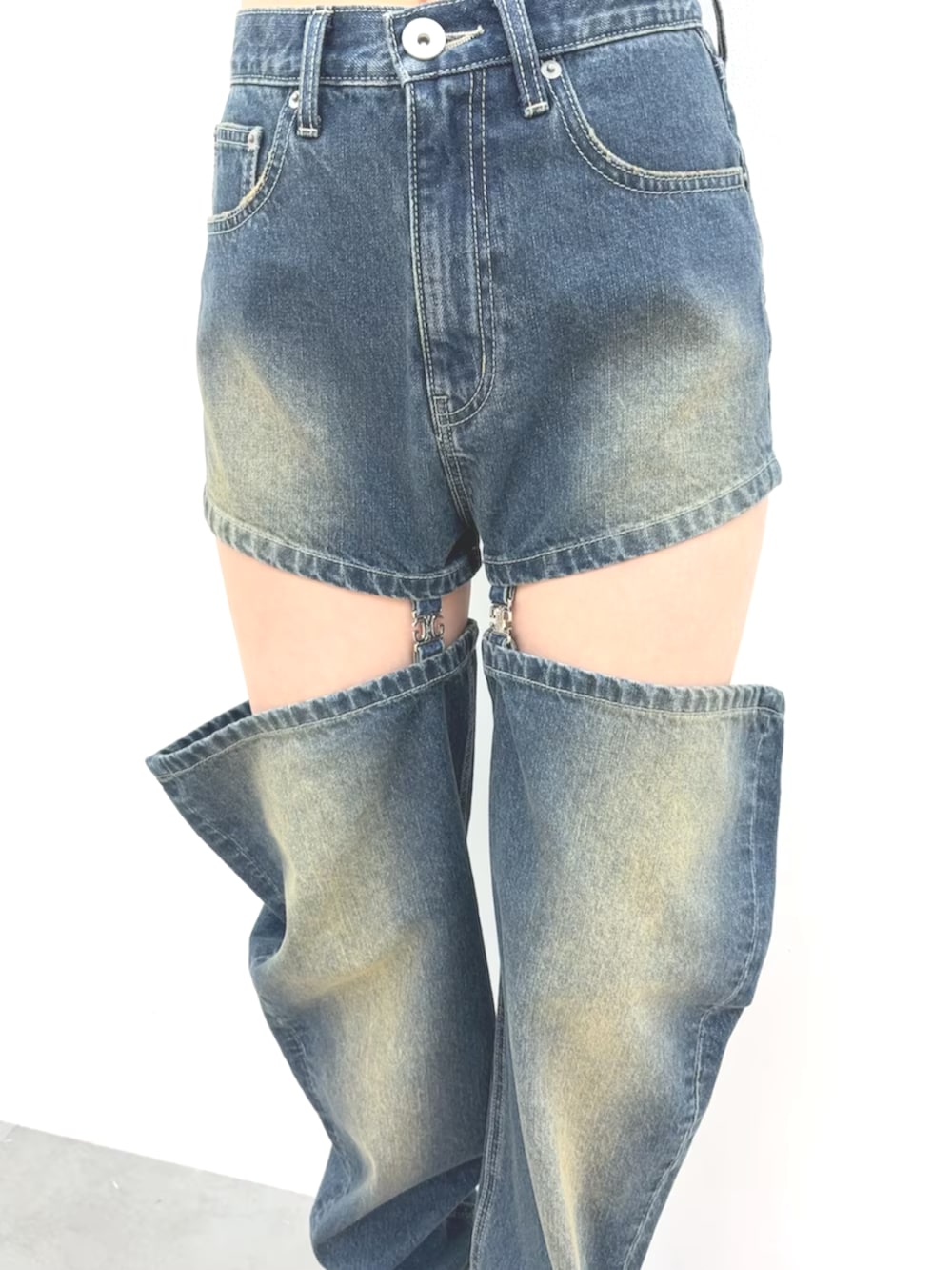 その他のサンダル、ブラック系のキャミソール、ブルー系のデニムパンツを着用したレディースの夏コーディネートの5枚目の写真