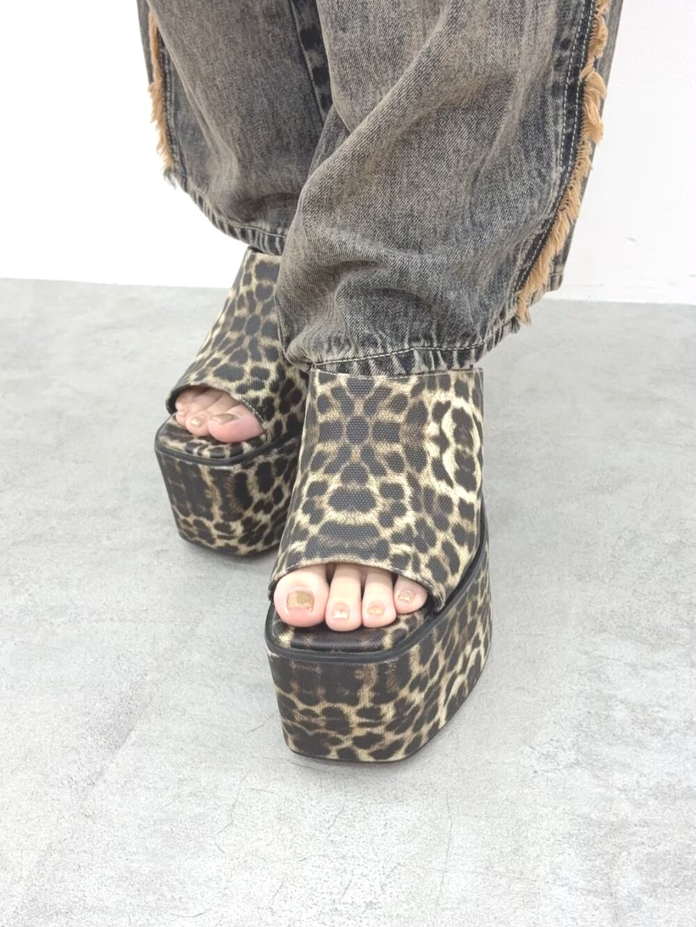 その他のサンダル、ブラック系のキャミソール、ブルー系のデニムパンツを着用したレディースの夏コーディネートの6枚目の写真