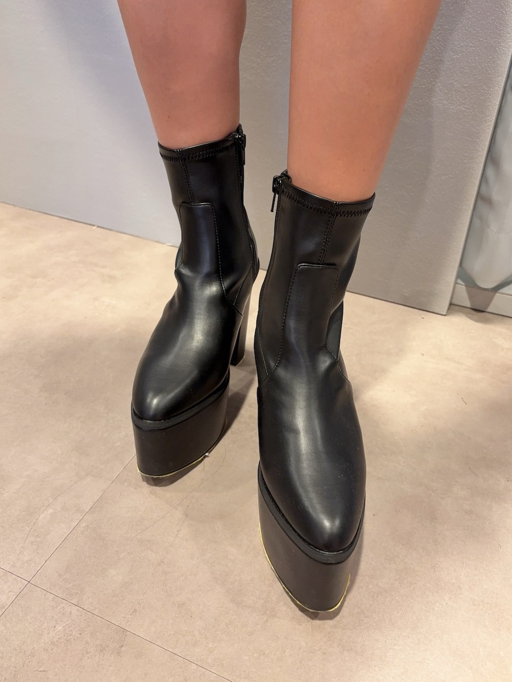 ホワイト系のシャツ/ブラウス、ブラック系のその他パンツ、ブラック系のブーツを着用したレディースの夏コーディネートの6枚目の写真