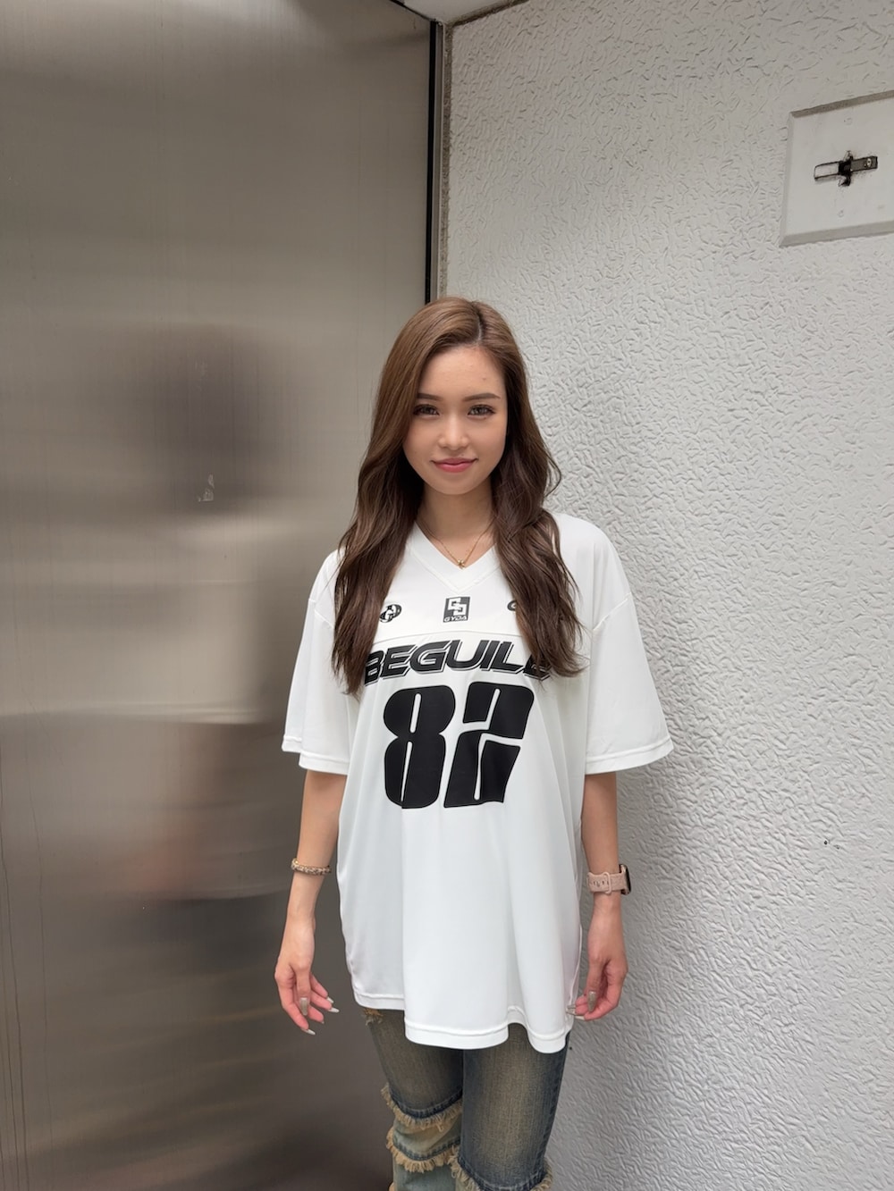 ホワイト系のTシャツ/カットソー、ブルー系のデニムパンツ、ブラック系のサンダルを着用したレディースの夏コーディネートの4枚目の写真