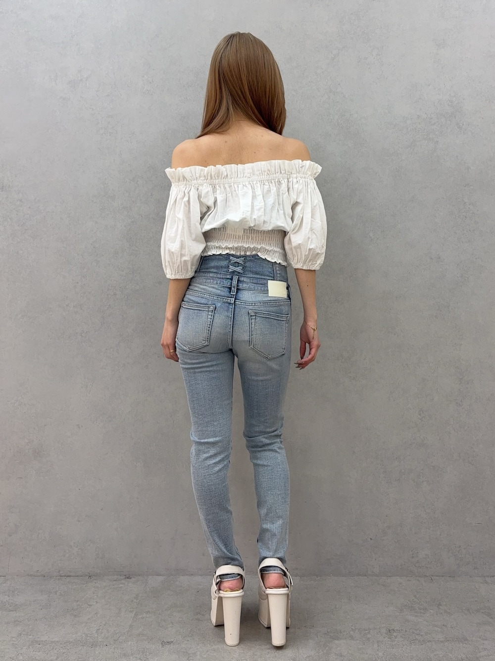 ホワイト系のシャツ/ブラウス、ブルー系のデニムパンツ、ホワイト系のサンダルを着用したレディースの春コーディネートの3枚目の写真