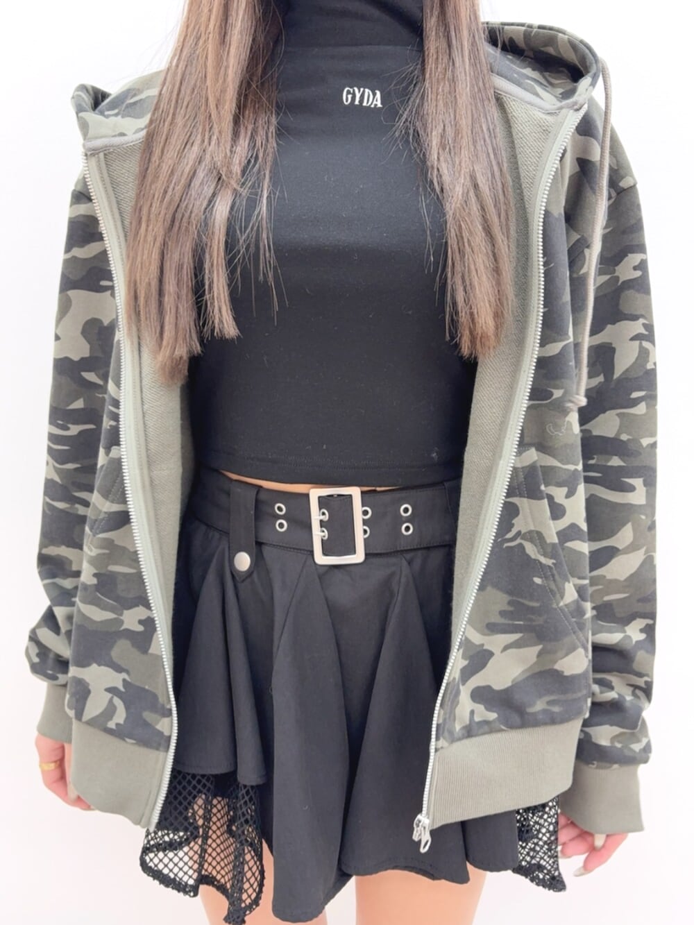 ブラック系のブーツ、ブラック系のTシャツ/カットソー、その他のパーカーを着用したレディースの冬コーディネートの5枚目の写真