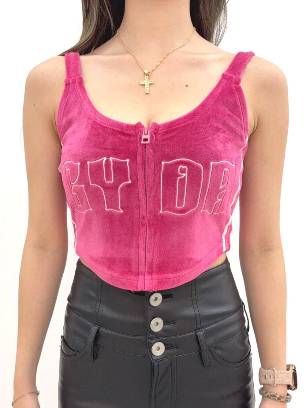 ブラック系のサンダル、ブラック系のその他パンツ、ピンク系のキャミソールを着用したレディースの夏コーディネートの4枚目の写真