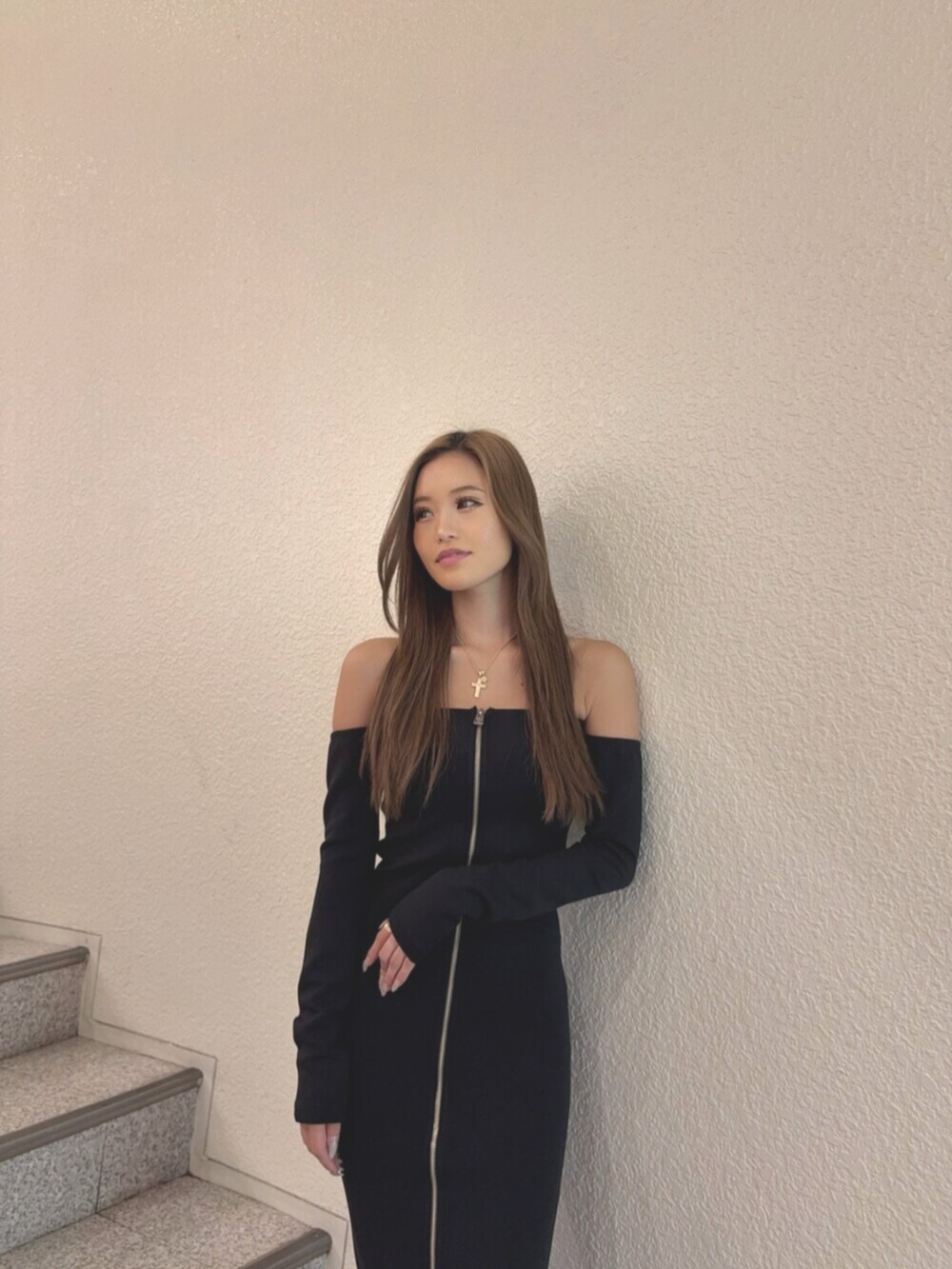 ブラック系のワンピース、ブラック系のパンプスを着用したレディースの秋コーディネートの4枚目の写真