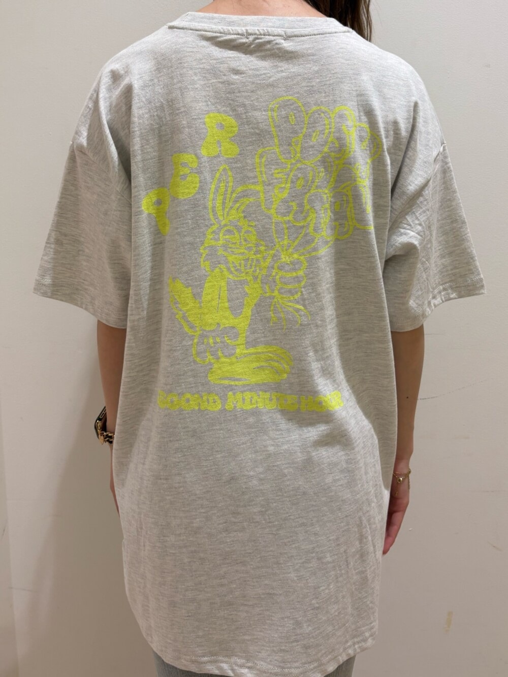 ホワイト系のサンダル、ブルー系のデニムパンツ、グレー系のTシャツ/カットソーを着用したレディースの春コーディネートの6枚目の写真