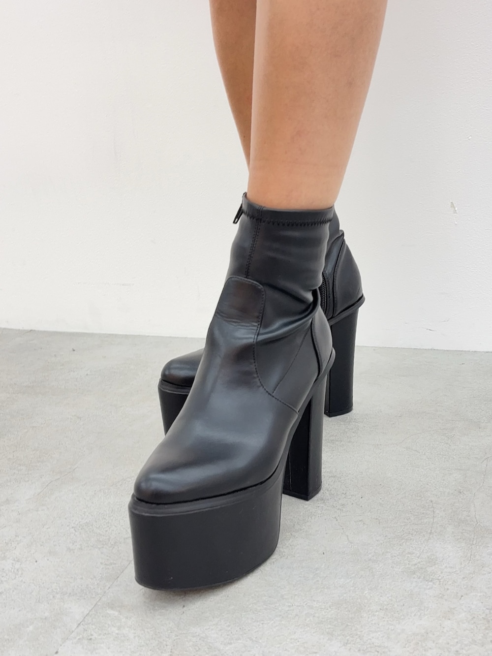 その他のニット/セーター、ブラック系のデニムパンツ、ブラック系のブーツを着用したレディースの冬コーディネートの5枚目の写真