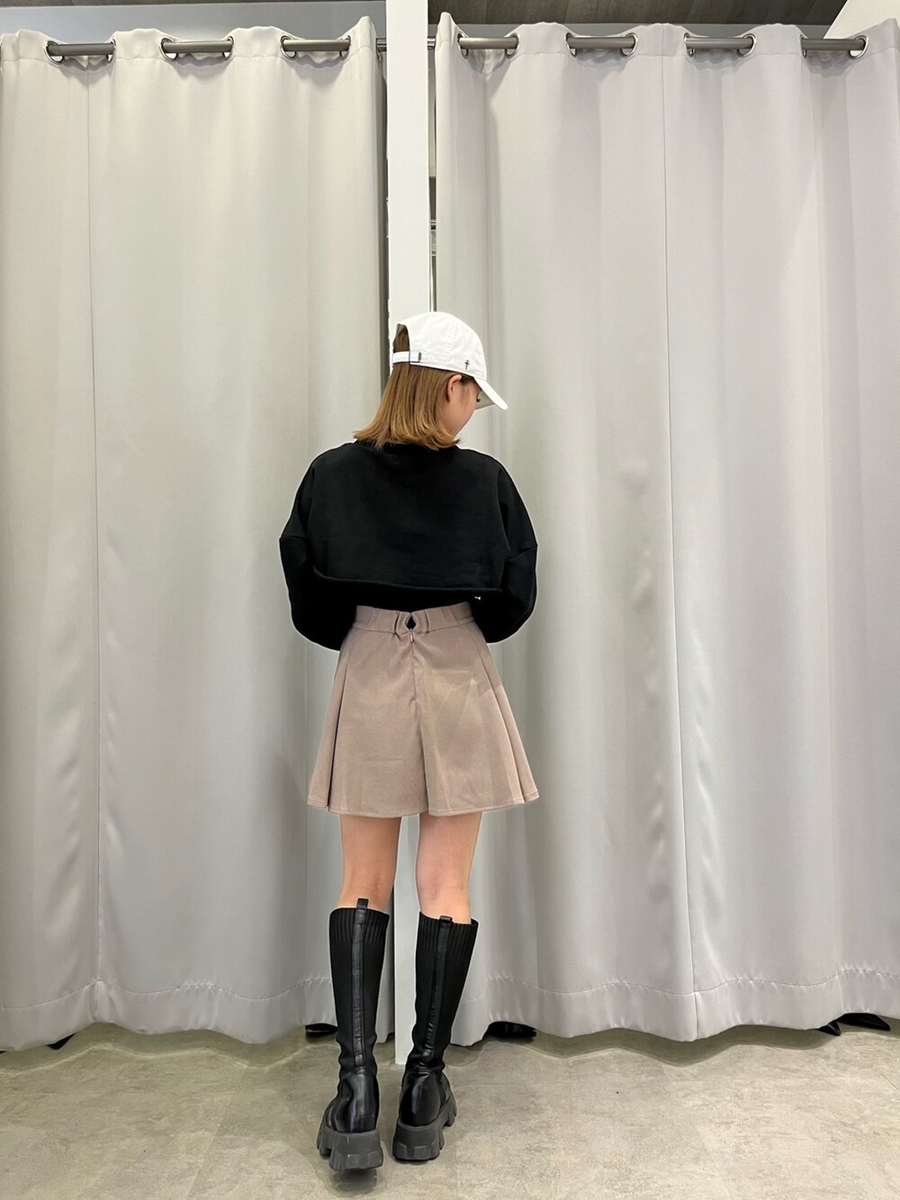 ベージュ系のブルゾン、ブラック系のスウェット、ベージュ系のスカートを着用したレディースの冬コーディネートの4枚目の写真