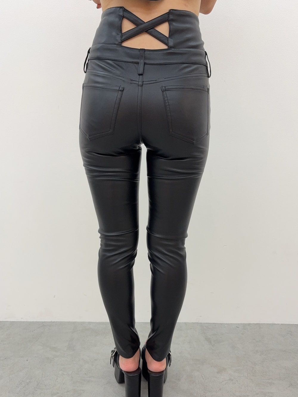 グレー系のスウェット、ブラック系のその他パンツ、ブラック系のパンプスを着用したレディースの夏コーディネートの7枚目の写真
