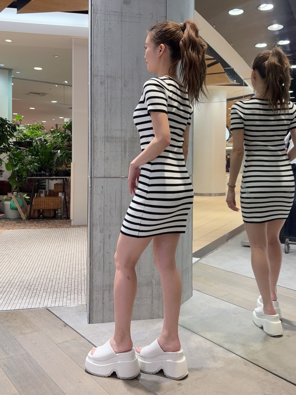 その他のワンピース、ブラック系のハンドバッグ、ホワイト系のサンダルを着用したレディースの春コーディネートの3枚目の写真