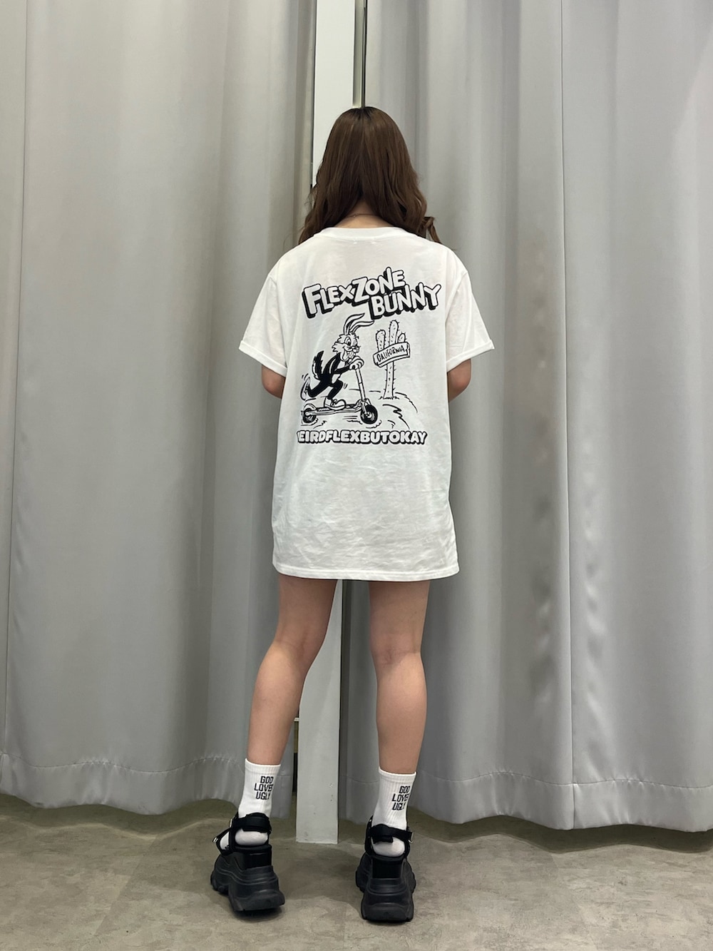 ホワイト系のTシャツ/カットソー、ブラック系のサンダル、ホワイト系のソックス/靴下を着用したレディースの夏コーディネートの3枚目の写真