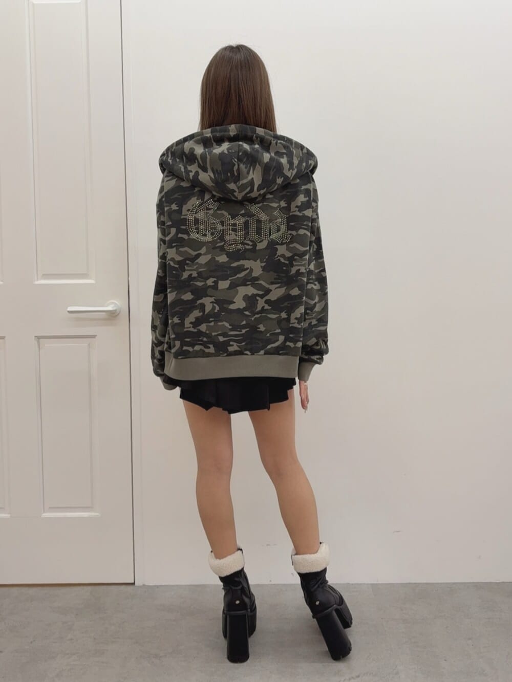 ブラック系のブーツ、ブラック系のTシャツ/カットソー、その他のパーカーを着用したレディースの冬コーディネートの3枚目の写真