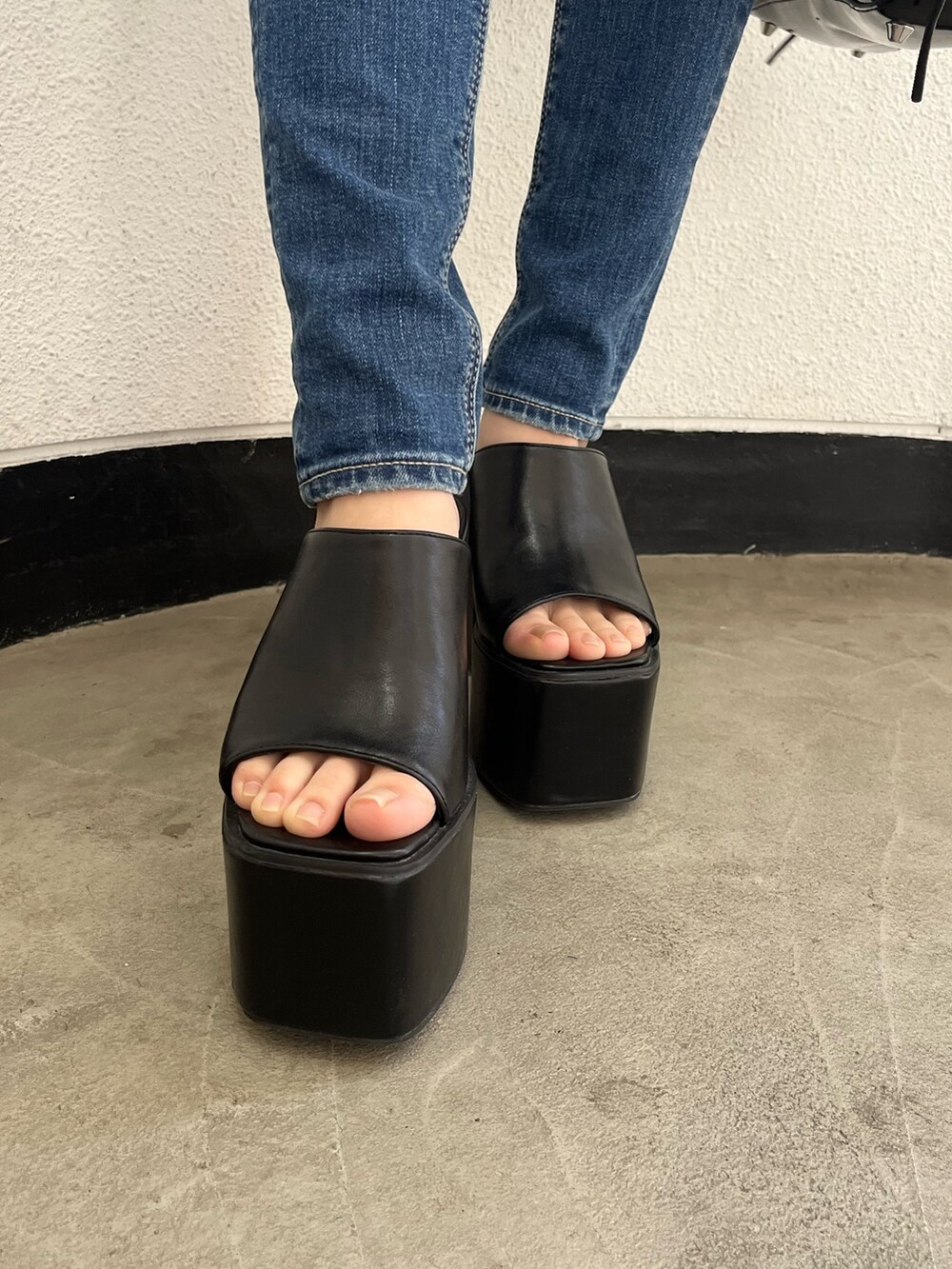 ホワイト系のTシャツ/カットソー、ブルー系のデニムパンツ、ブラック系のサンダルを着用したレディースの夏コーディネートの7枚目の写真