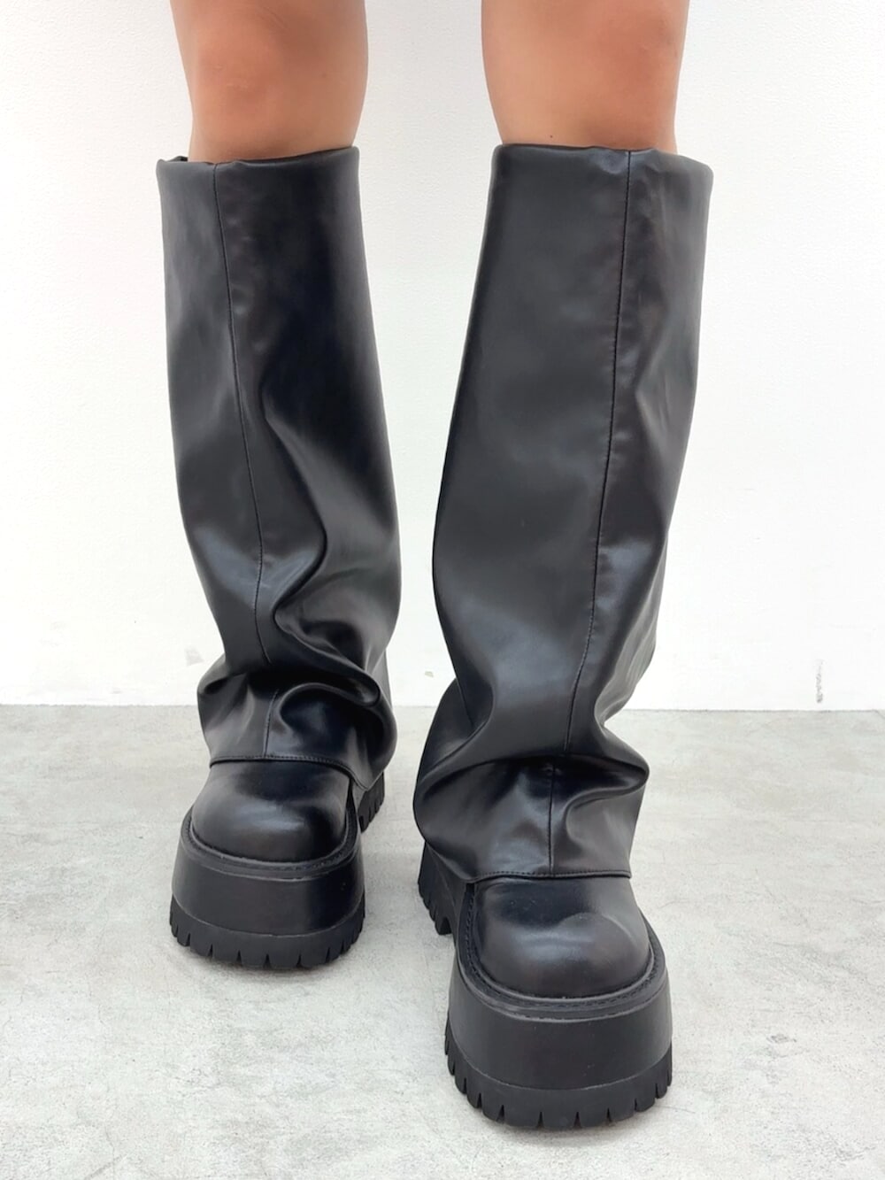 ブラック系のブーツ、ブラック系のデニムパンツ、ブラック系のTシャツ/カットソーを着用したレディースの秋コーディネートの5枚目の写真