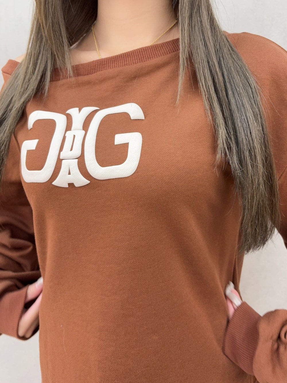 ブラウン系のスウェット、その他のデニムスカート、ブラック系のブーツを着用したレディースの秋コーディネートの5枚目の写真