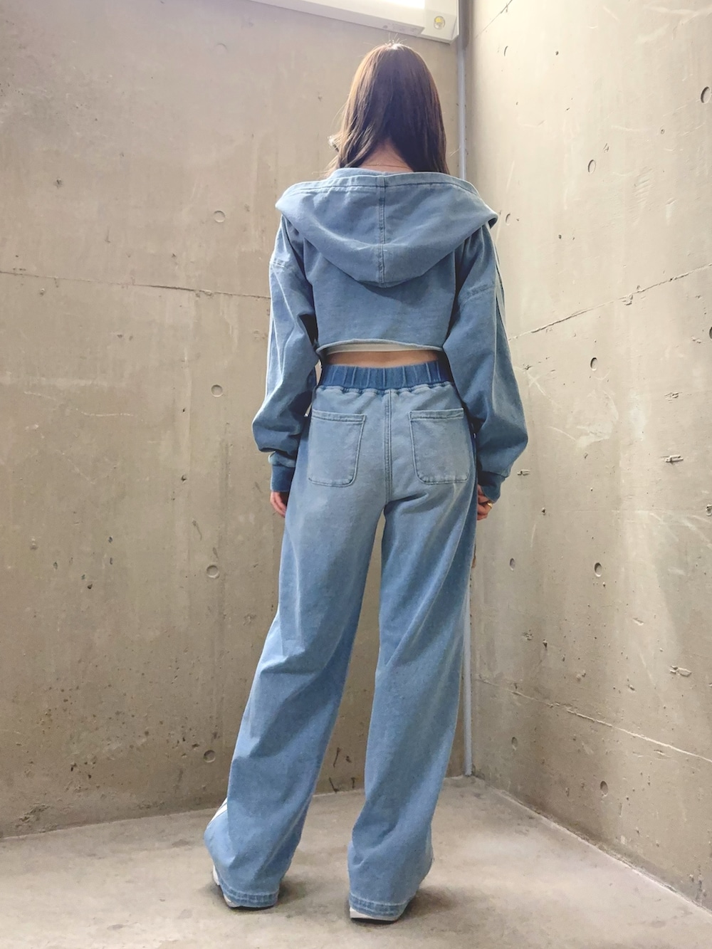 ブルー系のブルゾン、ホワイト系のキャミソール、ブルー系のその他パンツを着用したレディースの春コーディネートの3枚目の写真