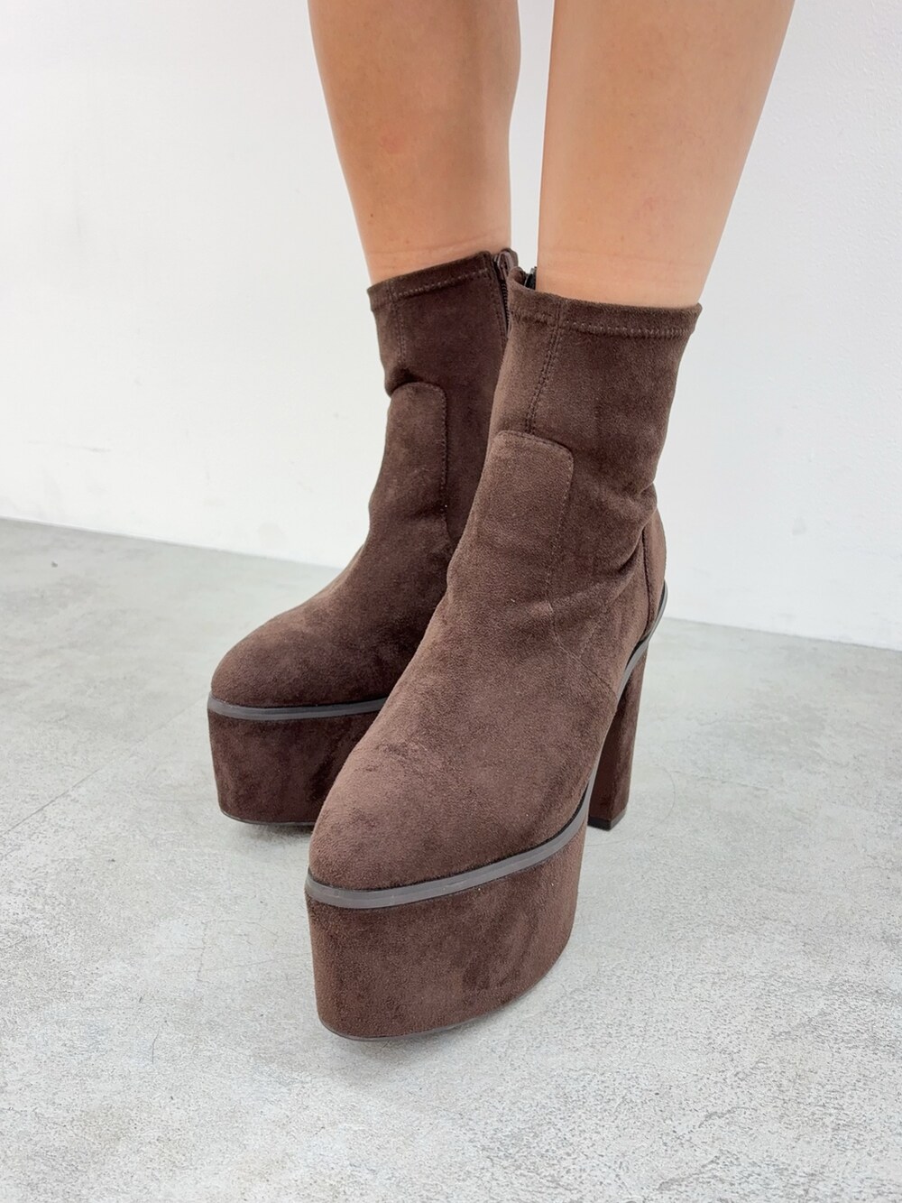 ベージュ系のワンピース、ブラウン系のブーツを着用したレディースの秋コーディネートの5枚目の写真