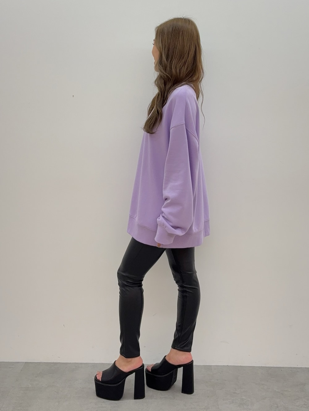 ブラック系のその他パンツ、ブラック系のサンダル、パープル系のスウェットを着用したレディースの夏コーディネートの2枚目の写真