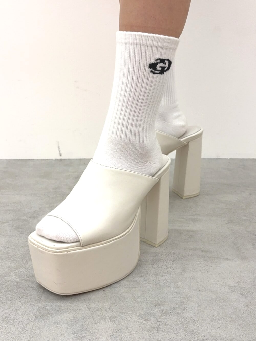 ホワイト系のサンダル、ホワイト系のその他パンツ、ブルー系のニット/セーターを着用したレディースの夏コーディネートの6枚目の写真