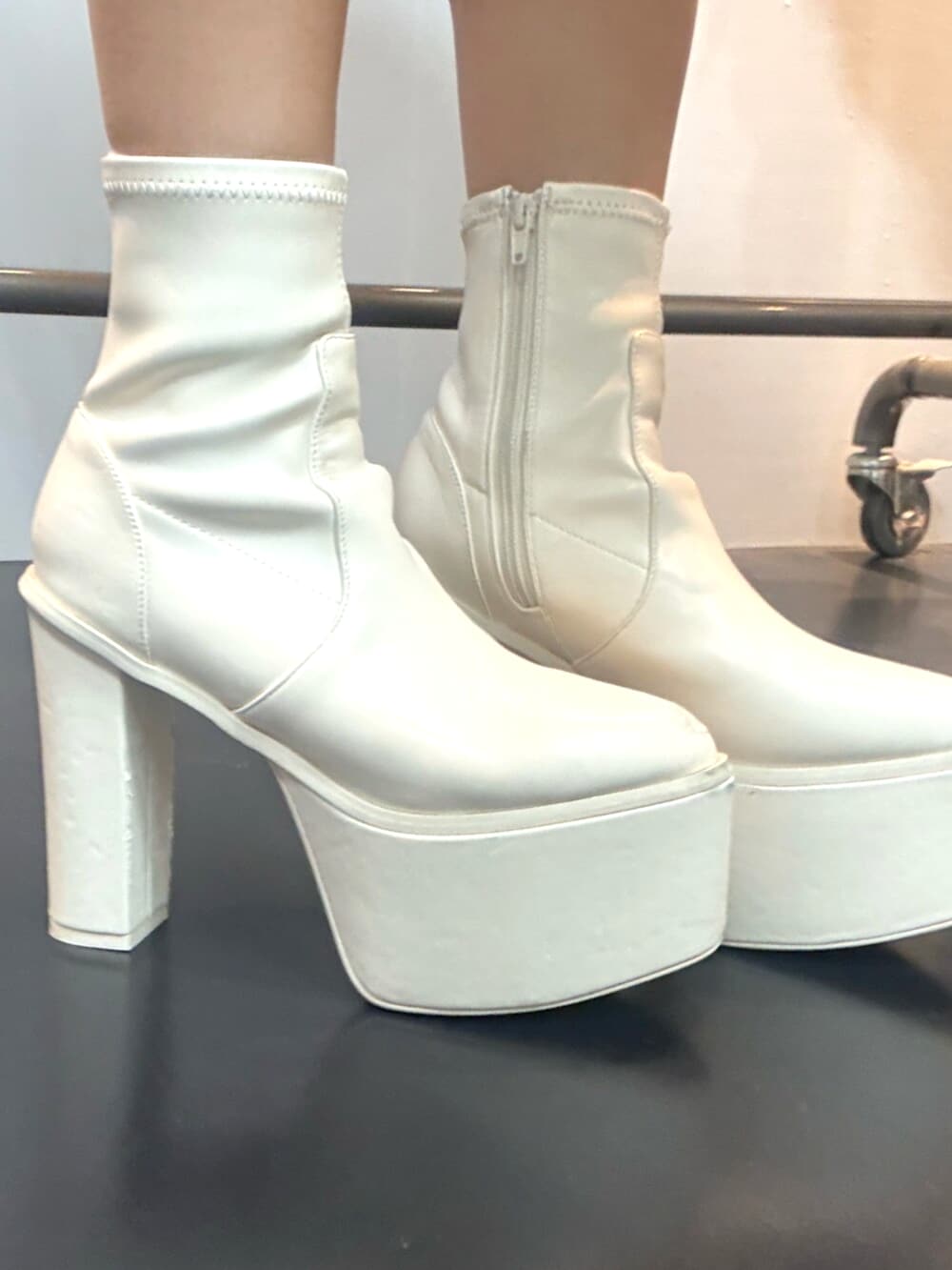 ブルー系のデニムジャケット、ブルー系のデニムパンツ、ホワイト系のキャミソールを着用したレディースの秋コーディネートの5枚目の写真