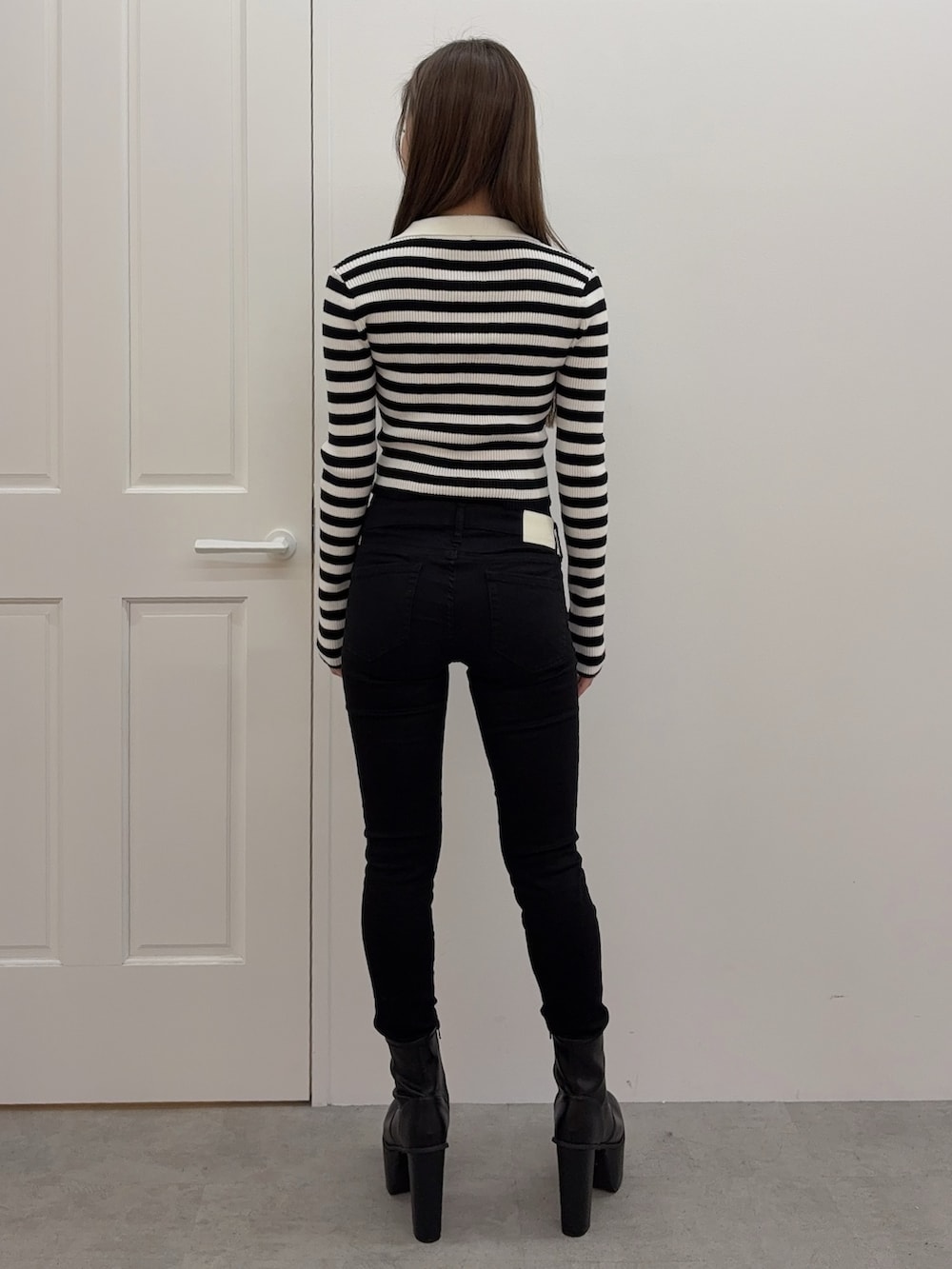 その他のニット/セーター、ブラック系のデニムパンツ、ブラック系のブーツを着用したレディースの冬コーディネートの3枚目の写真