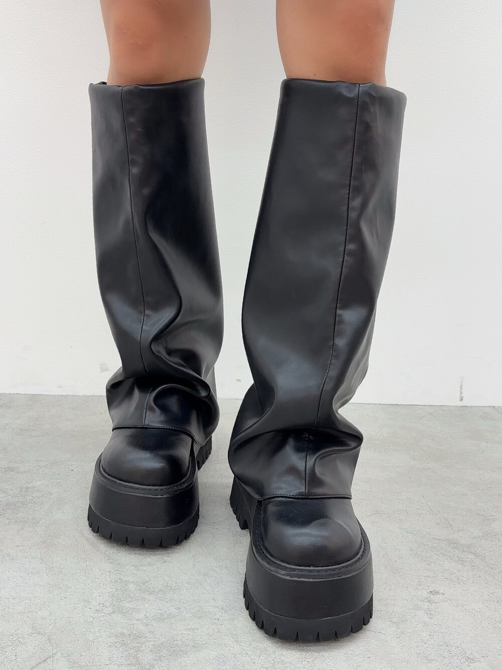 その他のTシャツ/カットソー、ブラック系のスカート、ブラック系のブーツを着用したレディースの秋コーディネートの5枚目の写真