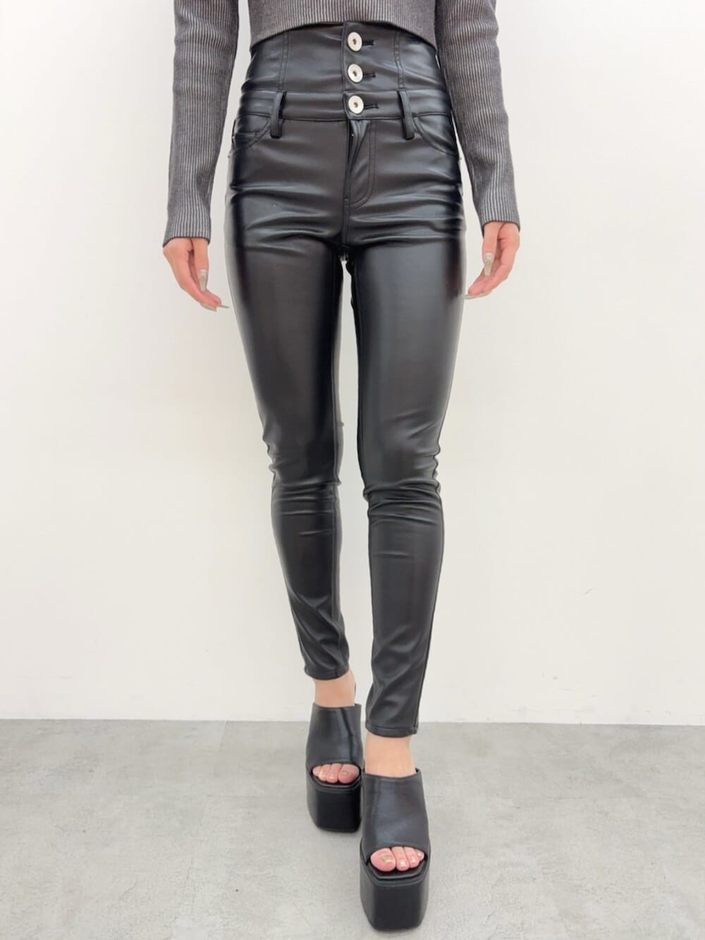 ブラック系のサンダル、ブラック系のその他パンツ、ブラック系のニット/セーターを着用したレディースの夏コーディネートの5枚目の写真