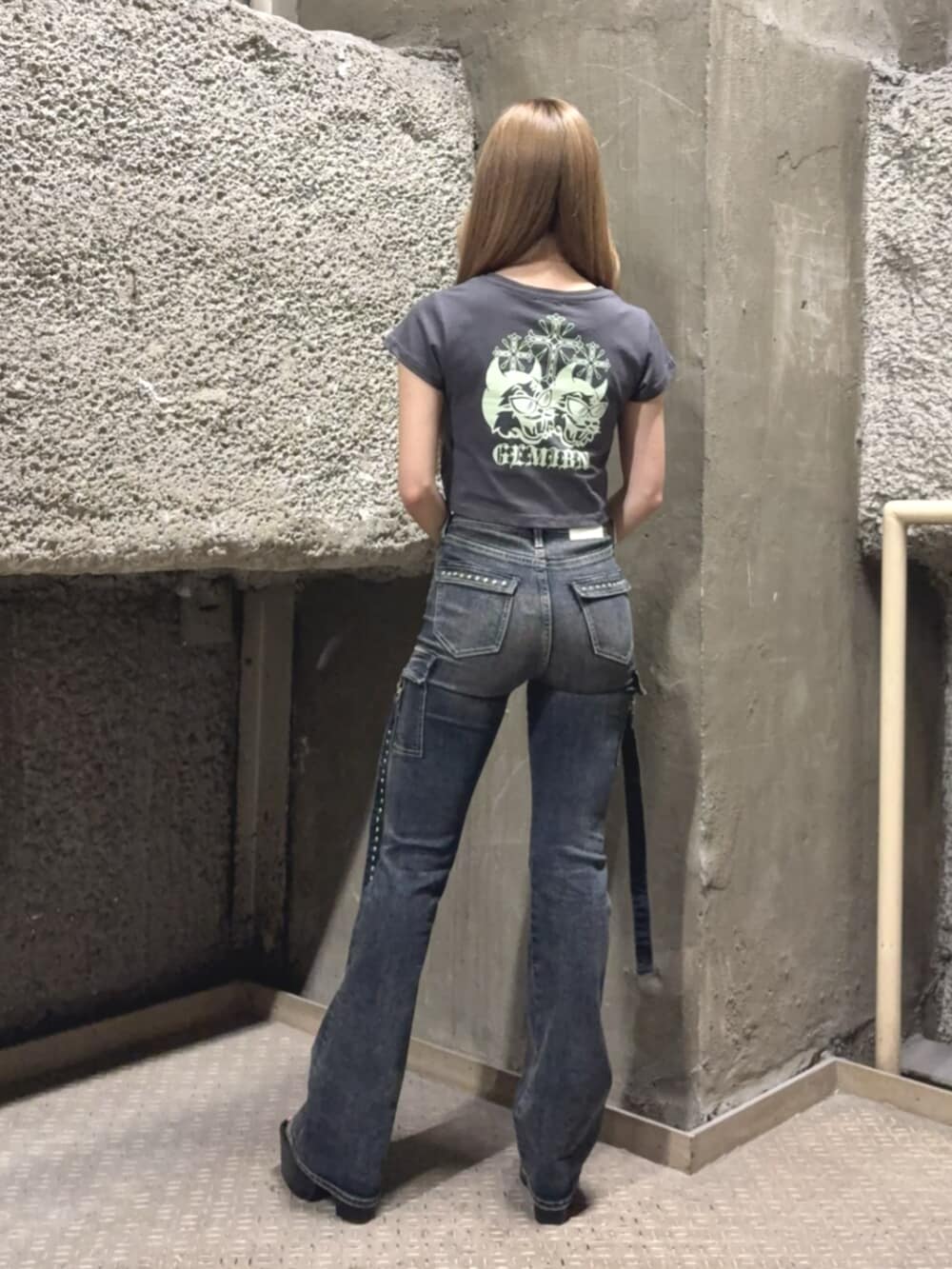 ブラック系のサンダル、ブルー系のデニムパンツ、グレー系のTシャツ/カットソーを着用したレディースの夏コーディネートの3枚目の写真
