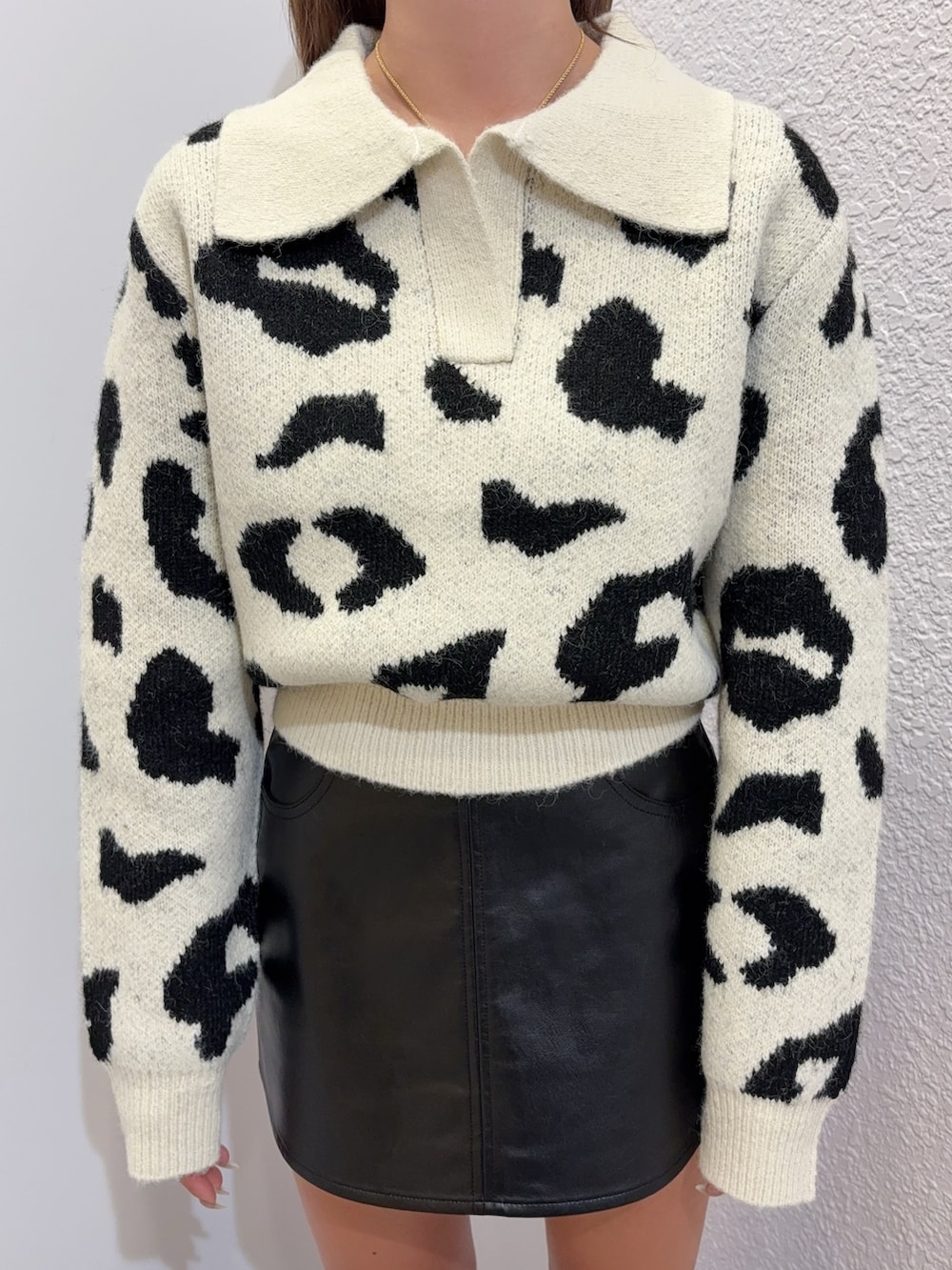 その他のニット/セーター、ブラック系のスカート、ブラック系のブーツを着用したレディースの秋コーディネートの4枚目の写真