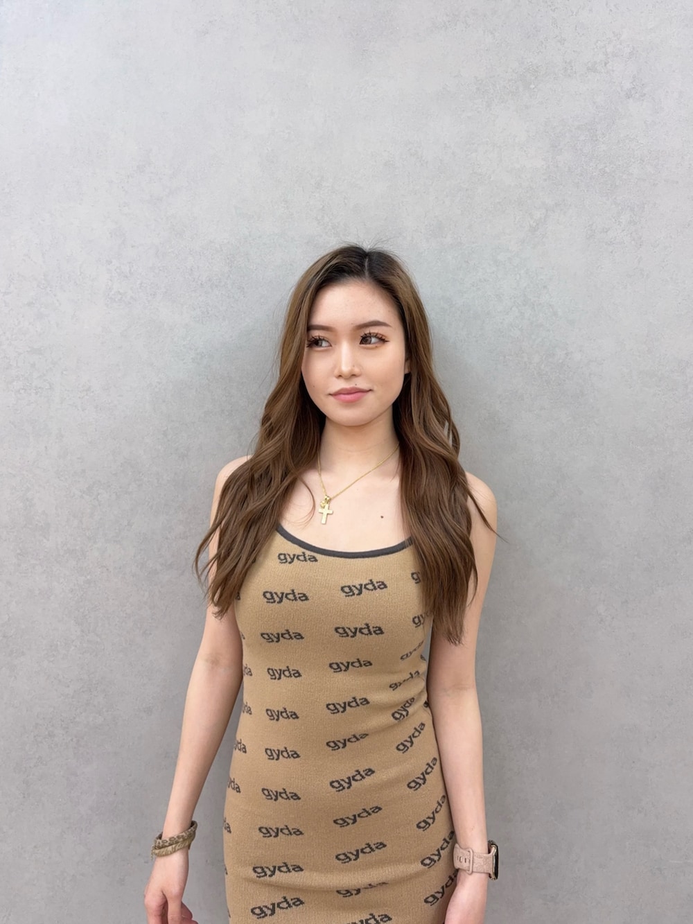 ベージュ系のワンピース、ホワイト系のサンダルを着用したレディースの春コーディネートの4枚目の写真