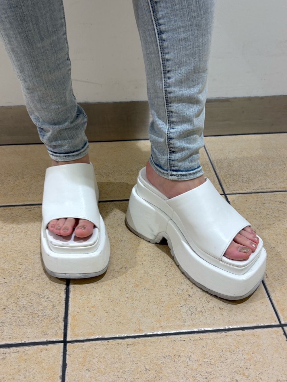 グリーン系のワンピース、ホワイト系のサンダルを着用したレディースの夏コーディネートの6枚目の写真