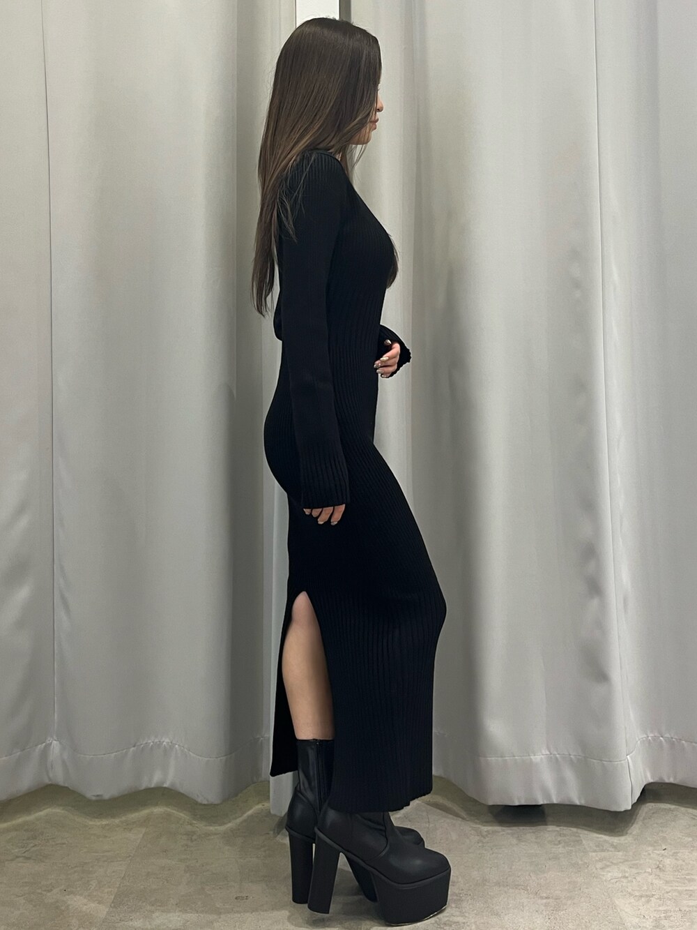 グレー系のその他アウター、ブラック系のワンピース、ブラック系のブーツを着用したレディースの秋コーディネートの5枚目の写真