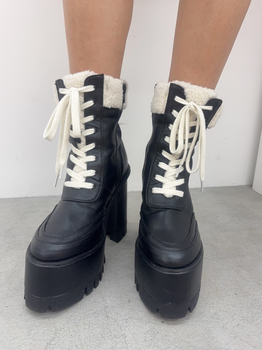 その他のニット/セーター、ブラック系のスカート、ブラック系のブーツを着用したレディースの冬コーディネートの5枚目の写真