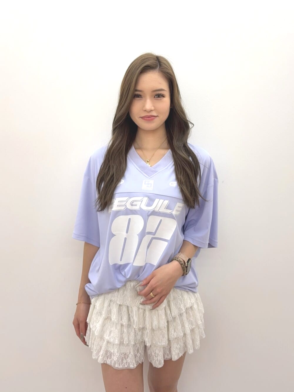 ホワイト系のサンダル、パープル系のTシャツ/カットソー、ホワイト系のその他パンツを着用したレディースの夏コーディネートの4枚目の写真