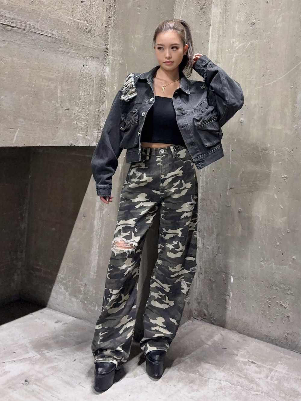 ブラック系のキャミソール、ブラック系のデニムジャケット、その他のデニムパンツを着用したレディースの夏コーディネートの4枚目の写真