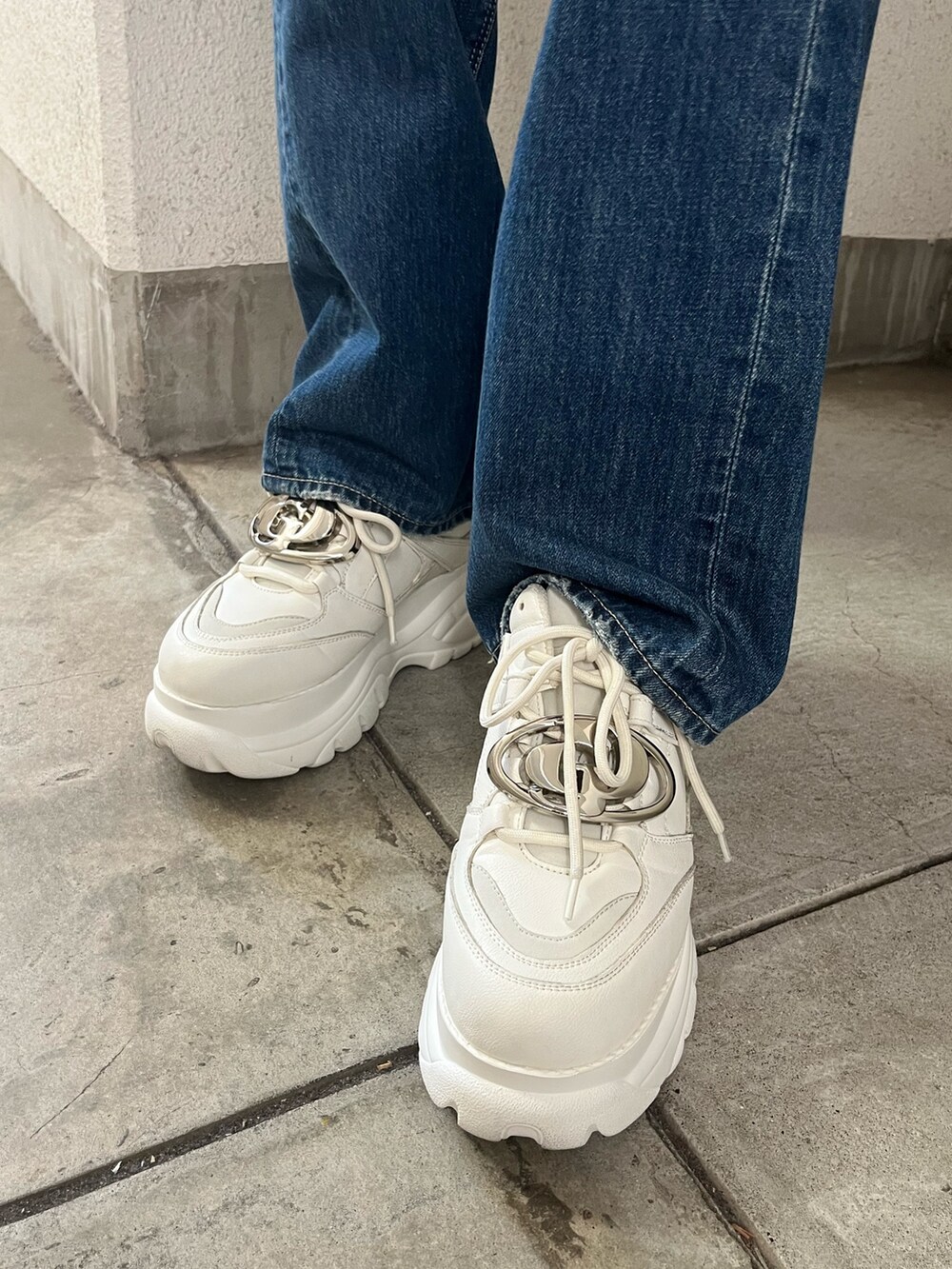 ホワイト系のTシャツ/カットソー、ホワイト系のハンドバッグ、ブルー系のデニムパンツを着用したレディースの春コーディネートの7枚目の写真