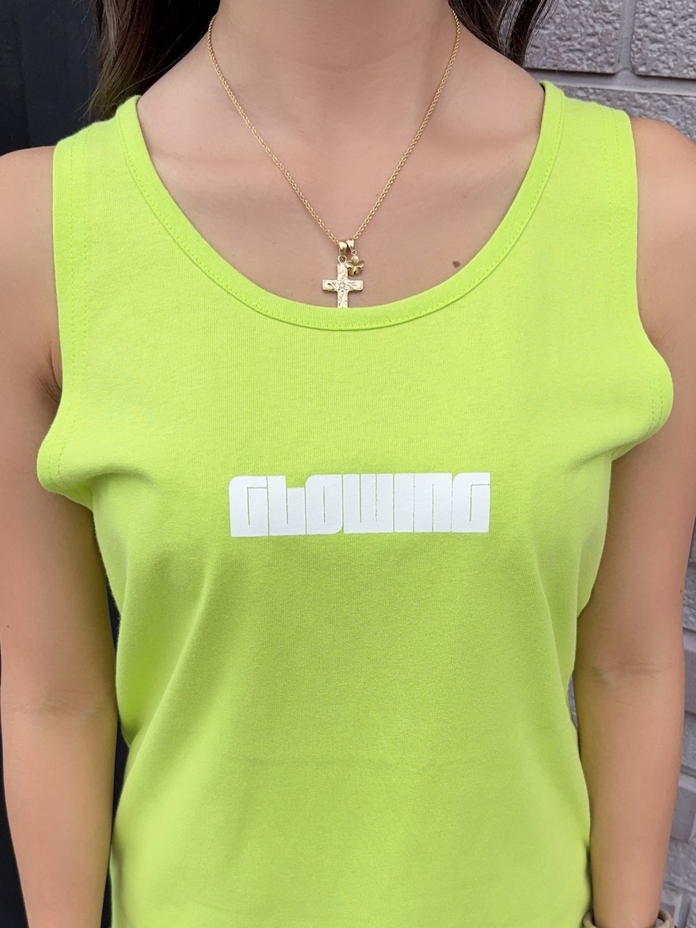 グリーン系のワンピース、ホワイト系のサンダルを着用したレディースの夏コーディネートの5枚目の写真